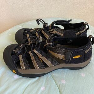 Keen Big Kids Shoes size 4